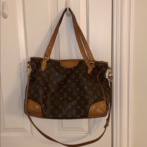 ! Louis Vuitton cross body purse